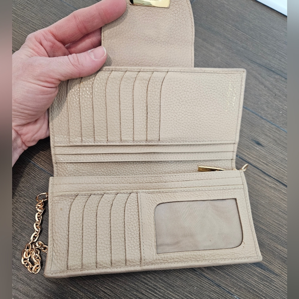 Salvatore Ferragamo Cream Wallet/Crossbody Chain Bag - Picture 8 of 16